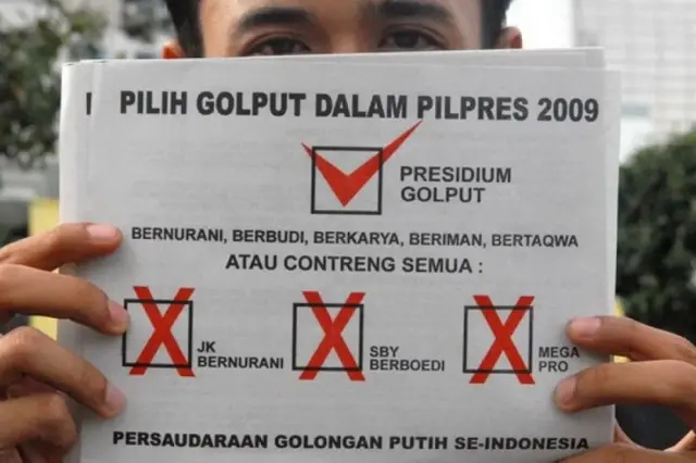 Anggota Persaudaraan Golongan Putih Se-Indonesia menunjukkan selebaran yang disebarkan di kawasan Bundaran HI, Jakarta, Senin (1/6).