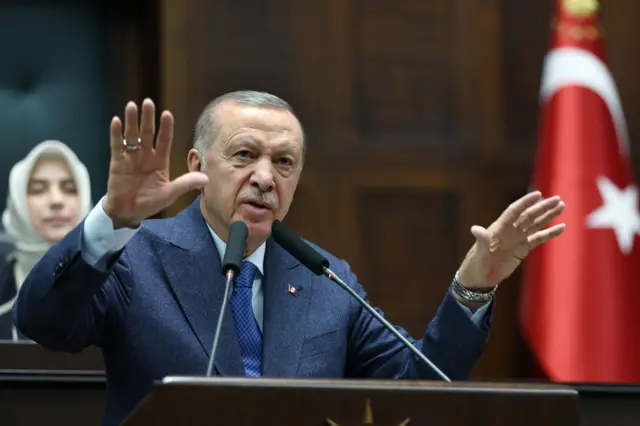 الرئيس التركي أردوغان يخاطب المشرعين من حزب العدالة والتنمية الحاكم في البرلمان في أنقرة