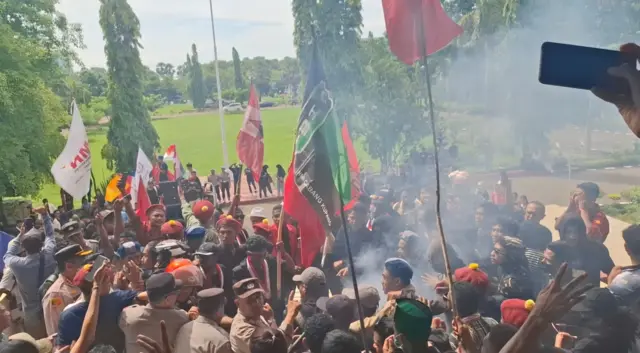Mahasiswa menggelar aksi demonstrasi di depan Gedung DPRD di Kota Kupang untuk menolak UU TNI, pada Senin (24/03).