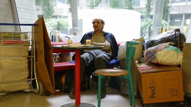 ব্যস্ত বিমানবন্দর শার্ল দ্য গলে এটাই ছিল তার ঘর