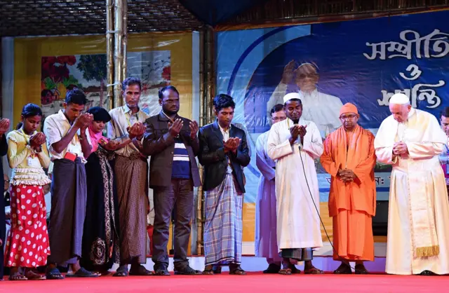 ဘင်္ဂလားဒေ့ရှ်မှာ ဒုက္ခသည်တွေနဲ့ စု၀ေး ၀တ်ပြုခဲ့တဲ့ ပုပ် ဖရန်စစ်