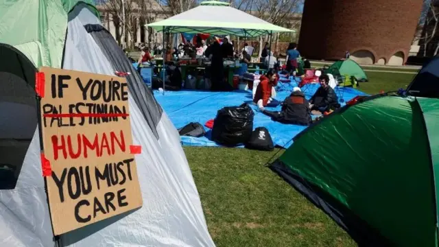 متظاهرون في جامعة ماساتشوستس