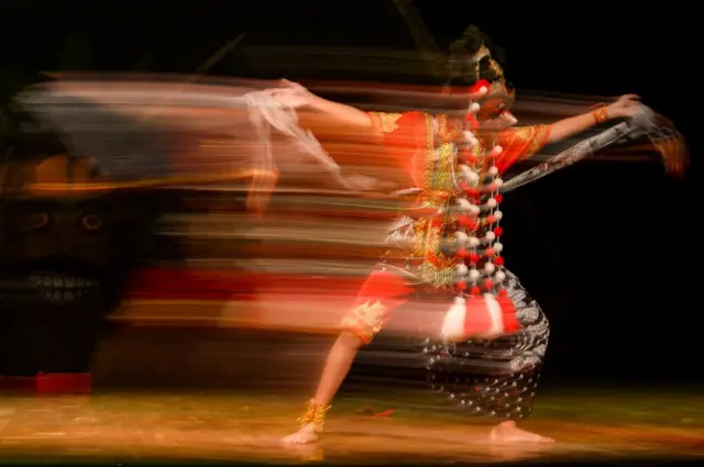 Seorang penari topeng dengan melakukan pertunjukan.