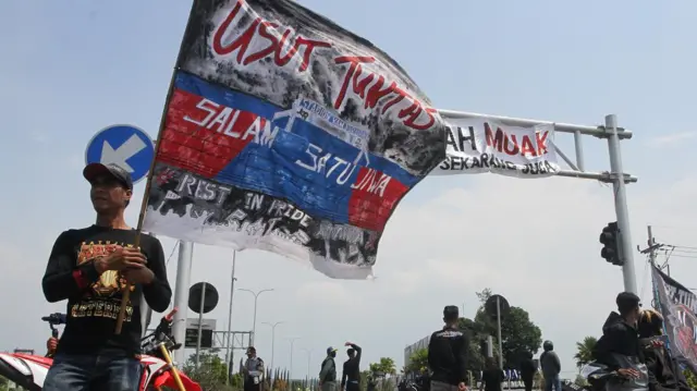 Sejumlah suporter Arema FC (Aremania) melakukan konvoi dan memblokade pintu keluar jalan tol di Singosari, Malang, Jawa Timur, Kamis (8/12/2022).