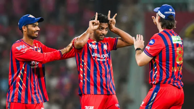 இந்த சீசனில் தன்னுடைய இரண்டாவது 'விக்கெட் மெய்டன்' ஓவரை இந்தப் போட்டியில் வீசினார் மோசின் கான்