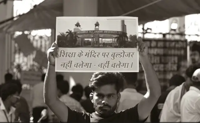 ध्वस्तीकरण के आदेश का विरोध करते छात्र