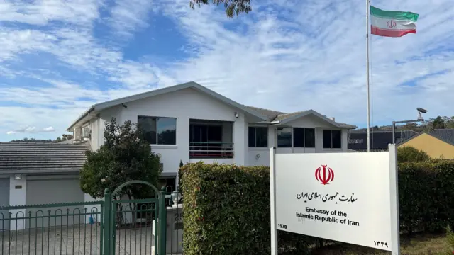 علم إيران علم فوق سفارة الجمهورية الإسلامية الإيرانية في كانبيرا، أستراليا، 26 أغسطس/آب 2025. 