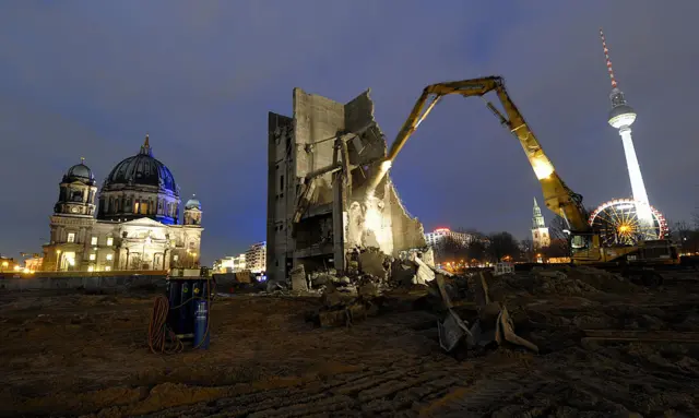 Dekonstruksi sebuah gedung di Jerman. 