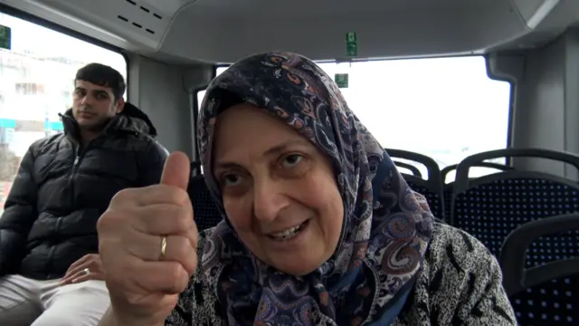 Bir kadın baş parmağını havaya kaldırıp memnuniyetini ifade ediyor