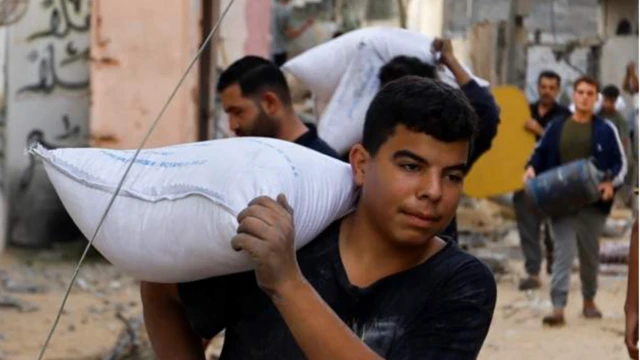 ፍልስጤማዊ መንእሰይ ኣብ ደቡባዊ ቓዛ ኣብ ዝርከብ ካሃን ዩኒስ እኽሊ ተሰኪሙ ይኸይድ