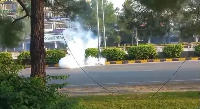 پولیسو د مظاهرینو شړلو لپاره اوښلن ګاز کارولی.