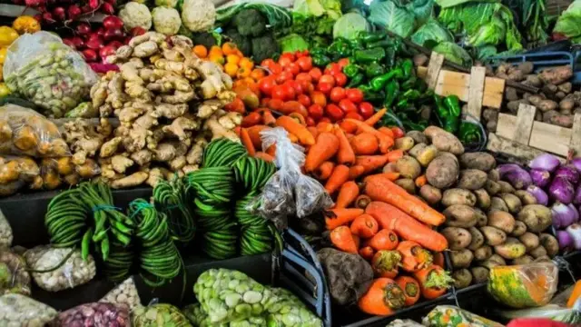 Oriṣiriṣi ewebẹ bii carrot, alabusọsa, alubọsa elewe, anamọ, ata ati ataalẹ ti wọn ko jọ si oju kan