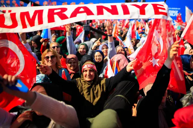 زنان در هنگام سخنرانی رجب طیب اردوغان، رئیس جمهور ترکیه در راهپیمایی بازسازی استانبول بزرگ، که در فرودگاه آتاتورک پیش از انتخابات محلی ترکیه برگزار شد، پرچم ها را تکان می دهند.