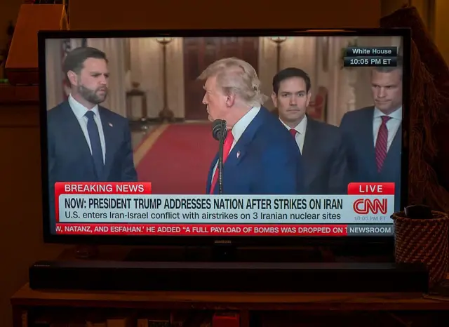 صفحه تلویزیون که شبکه سیانان را نشان میدهد، ترامپ، ونس، مارک روبیو و وزیر دفاعش