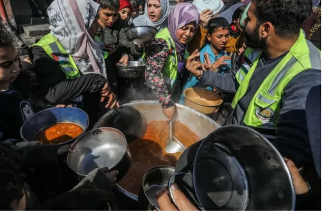 Les rations envoyées par avion sont insuffisantes pour répondre aux besoins de la population palestinienne, attaquée et soumise à un blocus total depuis quatre mois.