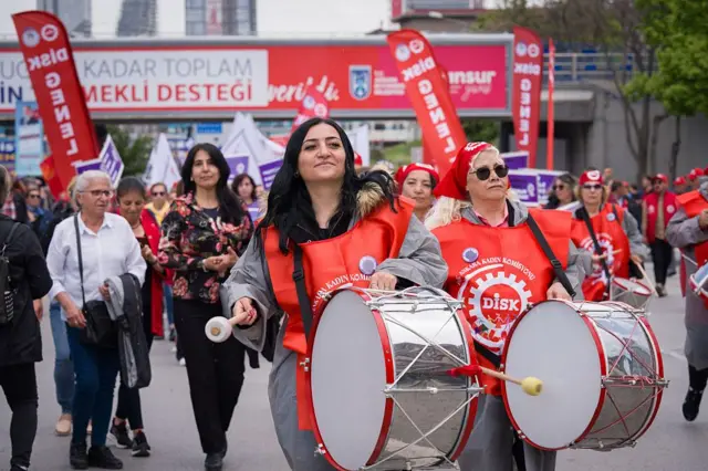 Davul çalan kadınlar 1 Mayıs kortejinde yürüyor