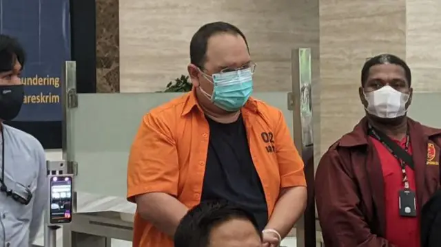 Tersangka Henry Surya dihadirkan dalam konferensi pers pengungkapan tindak pidana pencucian uang dan pemalsuan dokumen KSP Indosurya di Bareskrim, Mabes Polri, Kamis (16/03).