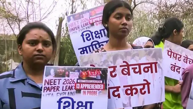 पेपर लीकनंतर नीट परीक्षा रद्द करण्याच्या निर्णयामुळं विद्यार्थी संघटनांनी भोपाळमध्ये परीक्षांमधील अनियमितता प्रकरणी आंदोलन केलं. 