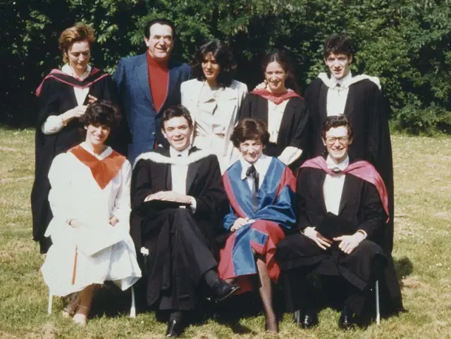La familia Maxwell en un jardín.