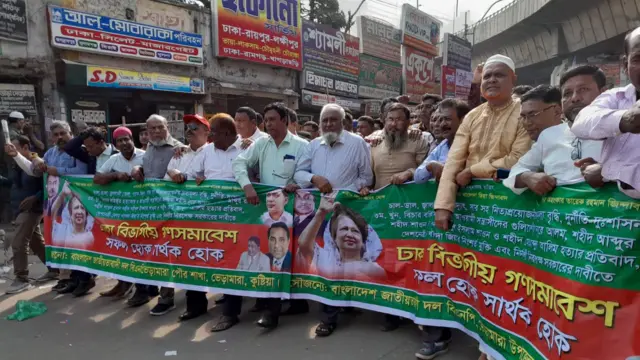 মিছিল করে সমাবেশে যোগ দেন বিএনপি নেতারা।