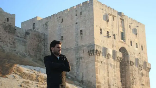 عبد الكافي أمام قلعة حلب في قلب المدينة السورية