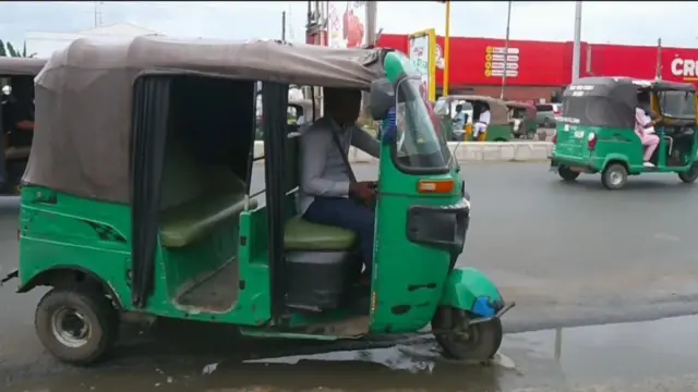 Maazị Okoro sịrị na ya rịturu ma gakwuru nwaanyị ahụ, jụọ ya ihe bụ nsogbu, o kwuo na ya chefuru akpa ego ya n'ime Keke mgbe ya na-abịa ahịa.
