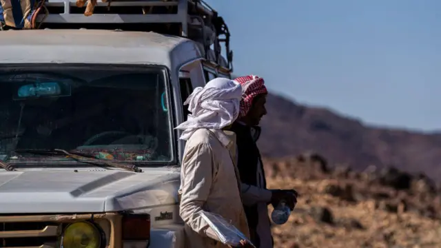 بادیه‌نشینان صحرای سینا در حال عبور از وادی برق در قلب کوه‌های سینا در عریش
