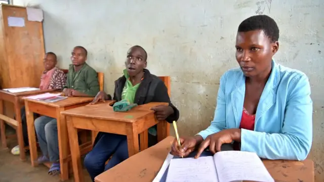 Umurezi yimurira umwana adashobora gufata ikiramu kuri Lycee Notre Dame de la Sagesse, i Gitega, Nzero 2024