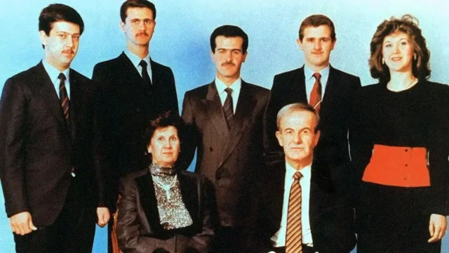 حافظ اسد، رئیس جمهور سوریه، به همراه همسرش انیسه و فرزندانشان (از چپ به راست) ماهر، بشار، باسل، مجد و بشری در عکسی که حدود سال ۱۹۹۰ گرفته شده است