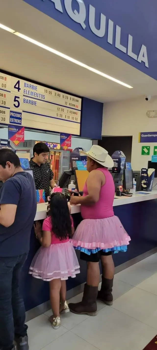 Barbie | “Mi hija me lanzó un reto: ¿a que no te atreves?”: el papá  mexicano que se volvió viral por ir vestido de rosa a ver la película con  su hija