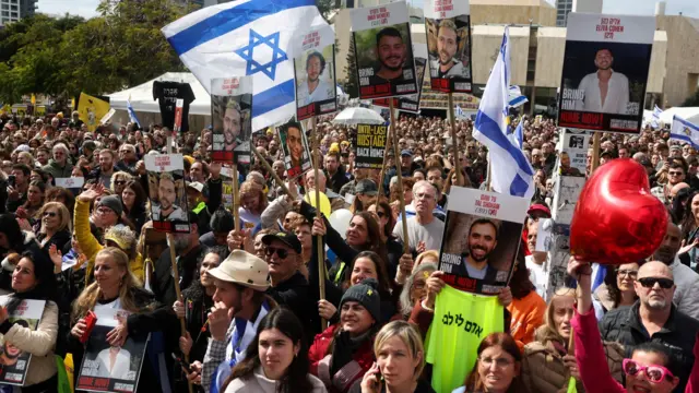 Pessoas na rua reagem à libertação de reféns isralenses em Gaza como parte da troca do acordo de cessar-fogo entre o Hamas e Israel, em Tel Aviv, Israel, 22 de fevereiro de 2025