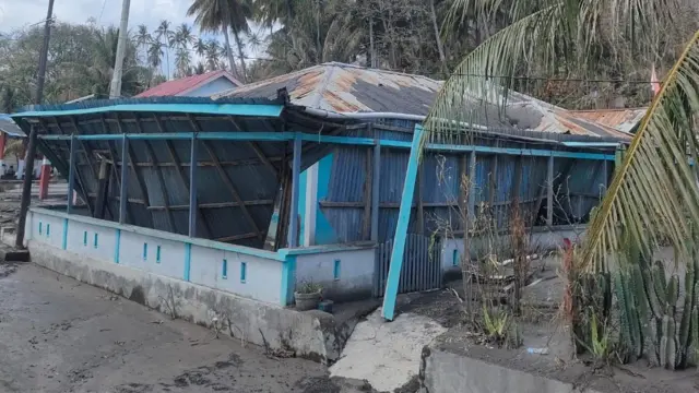 Rumah milik Ongki yang dulu di kaki Gunung Ruang sebelum evakuasi total.