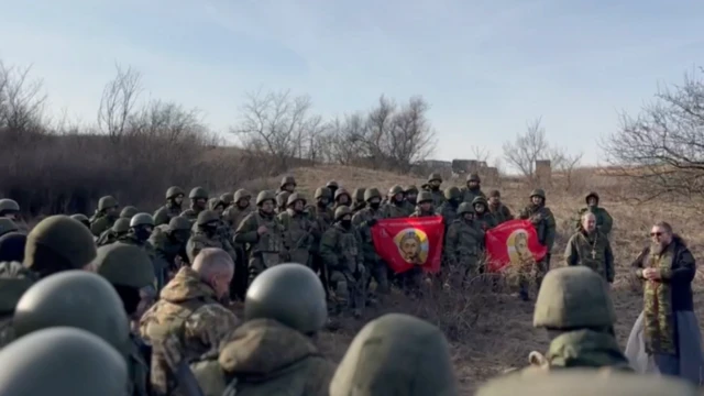 солдаты на молебне