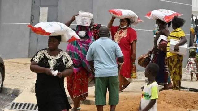 Ụmụnwaanyị bu akpa osikapa n'isi