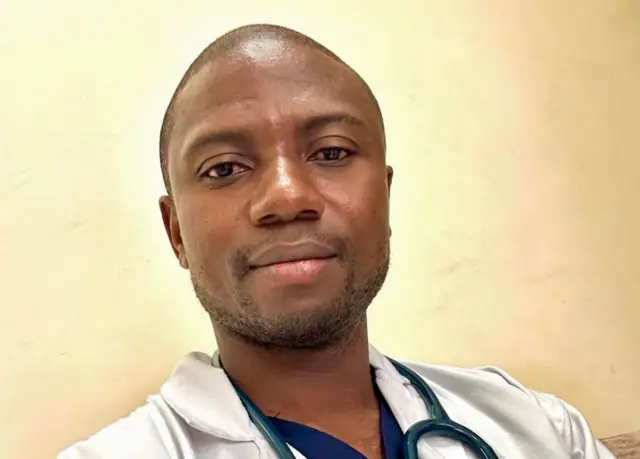 Dr Louré ayaa sheegay in uu la joogay bukaanno ku jiray qolka qalliinka ee isbitaalka uu ka shaqeynayay ee caasimadda Ouagadougou, markii askar hubeysan ay si lama filaan ah gudaha uga soo galeen.