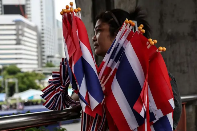 Một người bán hàng rong bán cờ Thái Lan trong một cuộc biểu tình chống chính phủ tại Bangkok, Thái Lan, vào thứ Bảy, ngày 28/6/2025.