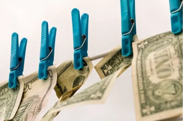 Des billets - dollars- accroches a la pince a linge