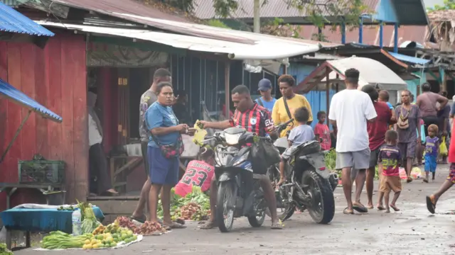Sejumlah warga sedang berbelanja bahan pangan di pasar sore di Kasonaweja, kampung yang disebut menjadi pusat perekonomian Kabupaten Mamberamo Raya. 