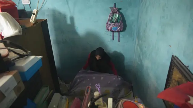 Yuni Sri Rahayu membereskan rumahnya sebelum berkampanye.