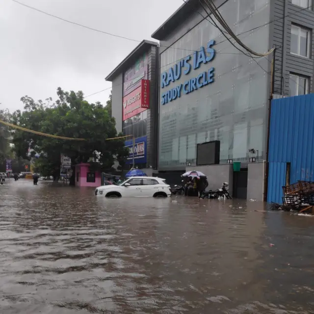 बीते साल भी कोचिंग सेंटर के बाहर बारिश का पानी जमा हो गया था