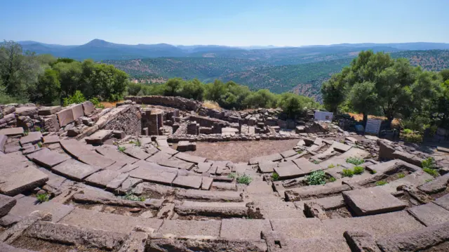 Aigai'de tepelik üzerinden dağ manzarası görülüyor.