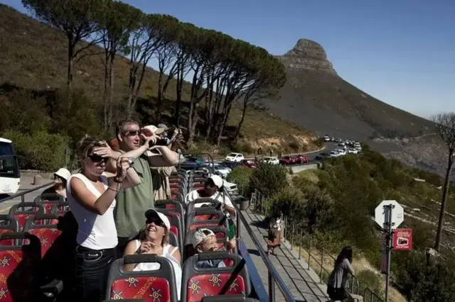 Watalii wakipiga picha za katikati ya jiji la Cape Town wakiwa ndani ya basi la ghorofa mbili, tarehe 9 Februari 2010, jijini Cape Town, Afrika Kusini.