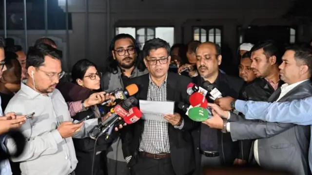 ব্রিফ করছেন প্রধান উপদেষ্টার প্রেস সচিব শফিকুল আলম