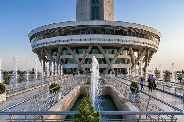 شناخته‌شده‌ترین بام‌های سبز ایران، برج میلاد و مجتمع کورش در تهران با فضای سبزعمومی برای جذب گردشگرهستند.