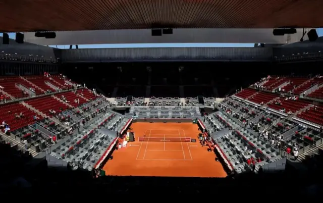 Gangguan listrik menyebabkan pertandingan Madrid Open dihentikan hari itu.