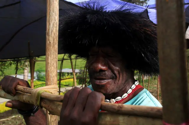 Warga membuat TPS Sistem Noken pada Pemilu 2024 di Kampung Algoni, Distrik Piramid, Kabupaten Jayawijaya, Provinsi Papua Pegunungan, Selasa (13/02).