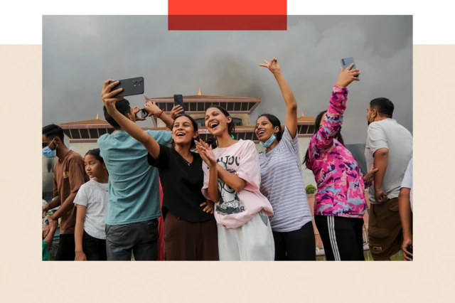 Watu wanasherehekea na kupiga picha baada ya kukaa katika jengo la Bunge la Nepal huko Kathmandu