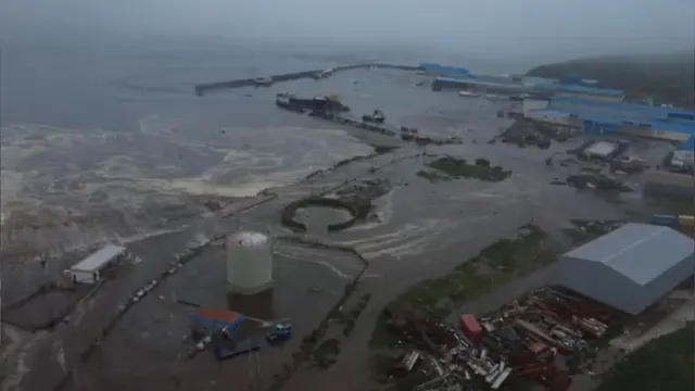 Vista aérea de la ciudad de Sévero-Kurilsk, que quedó inundada tras el tsunami provocado por el terremoto de magnitud 8,8 que azotó la península rusa de Kamchatka.
