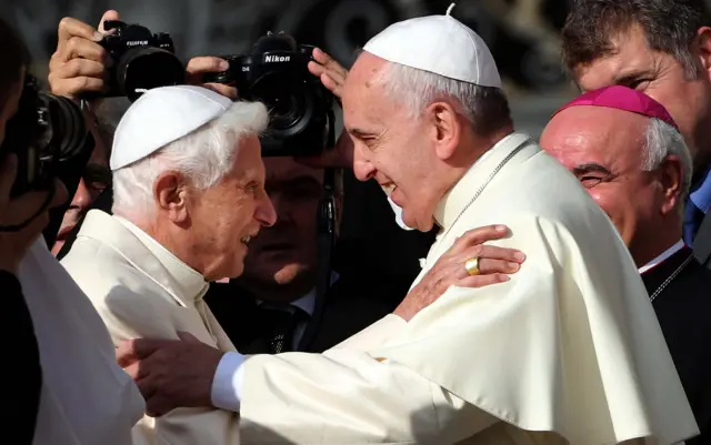 Papa Francisco com seu antecessor Bento 16