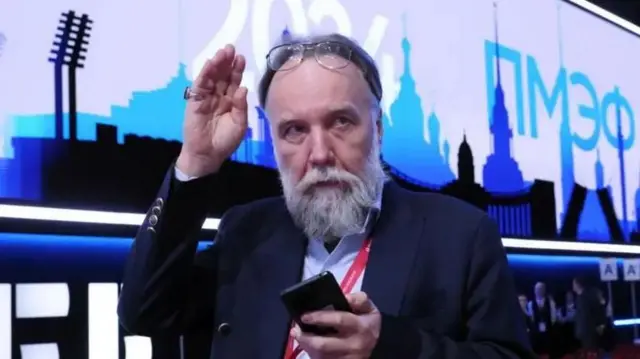 Alexander Dugin anajulikana kama mwanafalsafa wa mrengo wa kulia na mwenye itikadi iliyoegemea Ulimwengu wa Urusi"